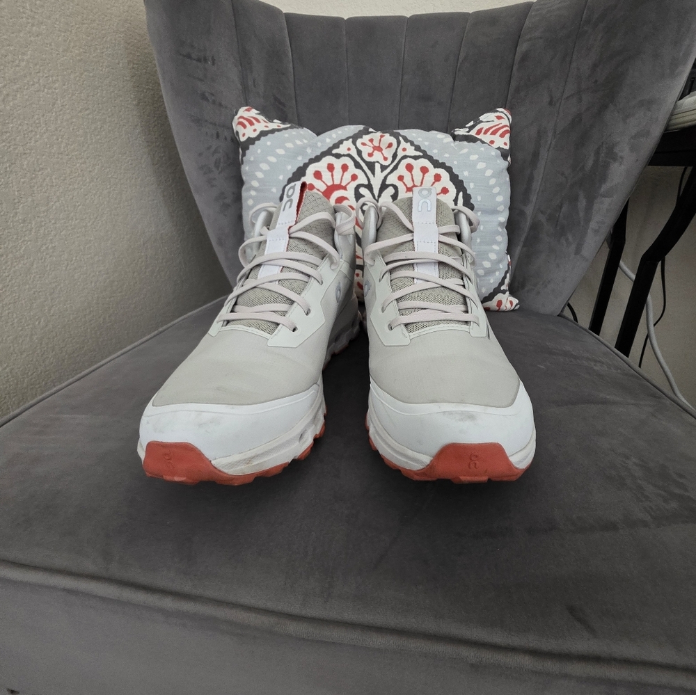 Men size 10 On training tennis shoes. - Picture 4 of 4